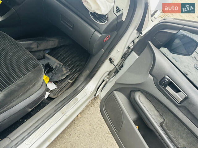 Сірий Форд Фокус, об'ємом двигуна 1.6 л та пробігом 200 тис. км за 2200 $, фото 4 на Automoto.ua