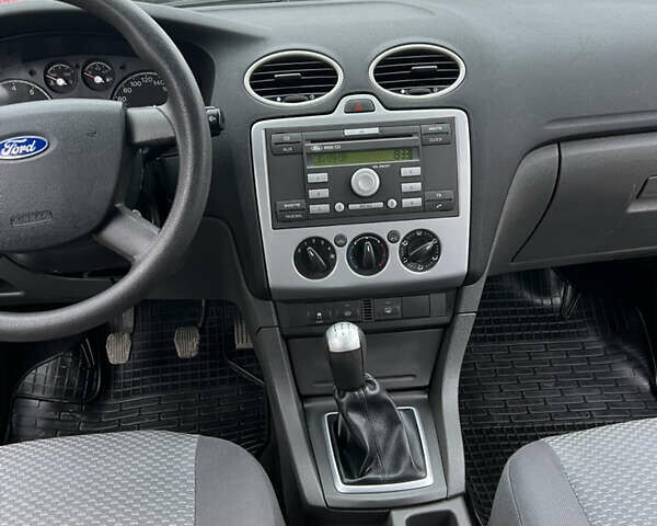 Серый Форд Фокус, объемом двигателя 1.6 л и пробегом 144 тыс. км за 4999 $, фото 24 на Automoto.ua