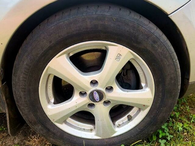 Серый Форд Фокус, объемом двигателя 1.8 л и пробегом 300 тыс. км за 4270 $, фото 3 на Automoto.ua