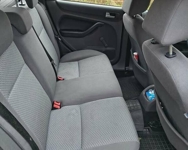 Серый Форд Фокус, объемом двигателя 1.6 л и пробегом 316 тыс. км за 4500 $, фото 8 на Automoto.ua