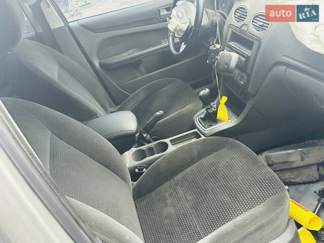 Сірий Форд Фокус, об'ємом двигуна 1.6 л та пробігом 200 тис. км за 2200 $, фото 5 на Automoto.ua