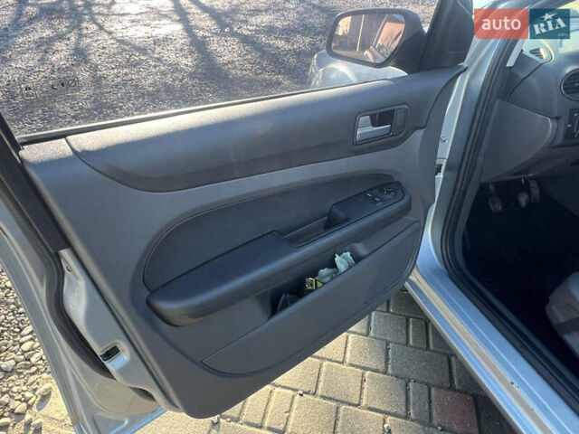 Сірий Форд Фокус, об'ємом двигуна 1.6 л та пробігом 322 тис. км за 3950 $, фото 13 на Automoto.ua