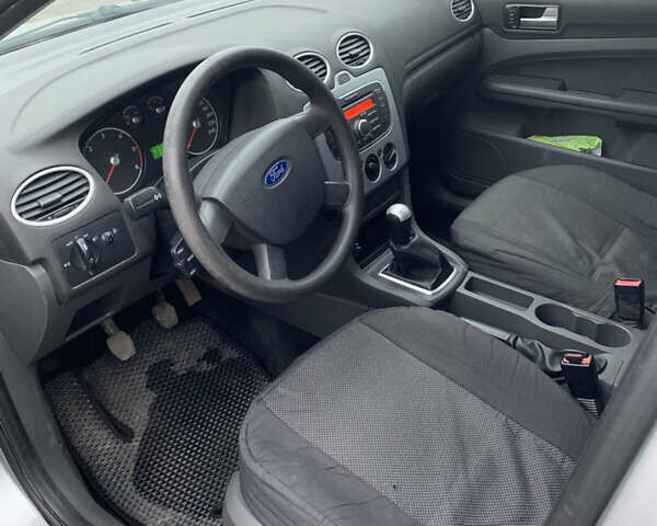 Серый Форд Фокус, объемом двигателя 1.56 л и пробегом 290 тыс. км за 5000 $, фото 3 на Automoto.ua