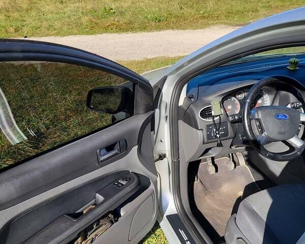 Серый Форд Фокус, объемом двигателя 1.6 л и пробегом 208 тыс. км за 4500 $, фото 4 на Automoto.ua