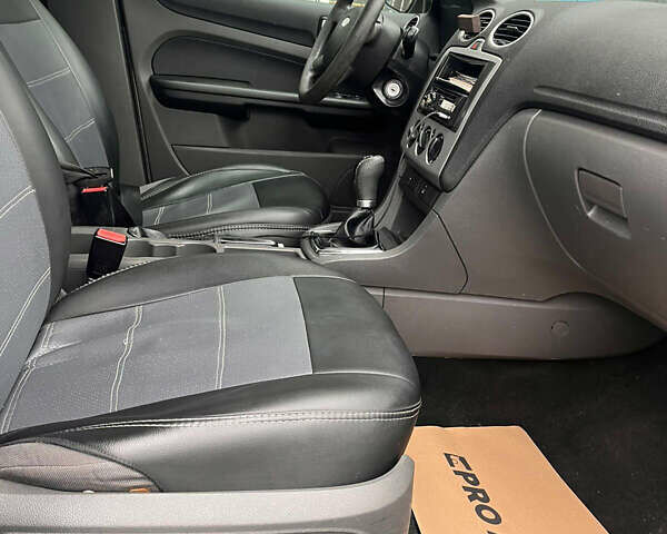 Серый Форд Фокус, объемом двигателя 1.56 л и пробегом 300 тыс. км за 3550 $, фото 7 на Automoto.ua