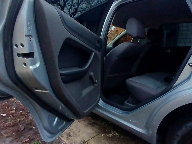 Серый Форд Фокус, объемом двигателя 1.6 л и пробегом 192 тыс. км за 4850 $, фото 12 на Automoto.ua