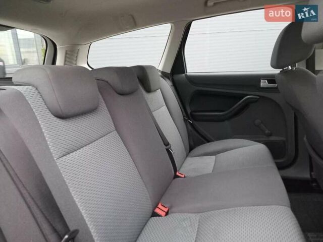 Серый Форд Фокус, объемом двигателя 1.6 л и пробегом 317 тыс. км за 3690 $, фото 13 на Automoto.ua