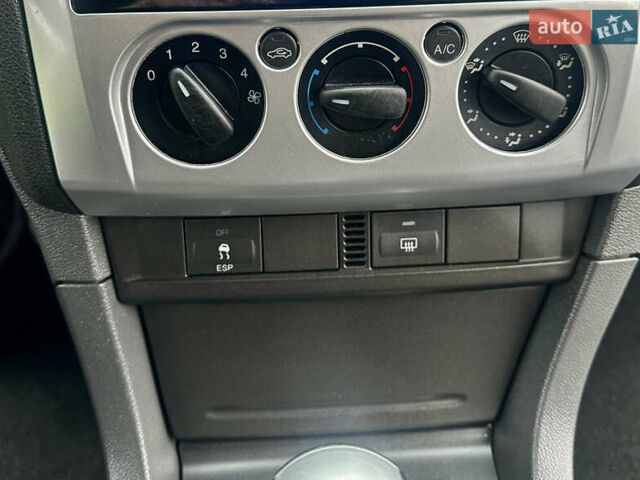 Серый Форд Фокус, объемом двигателя 1.6 л и пробегом 176 тыс. км за 4599 $, фото 26 на Automoto.ua