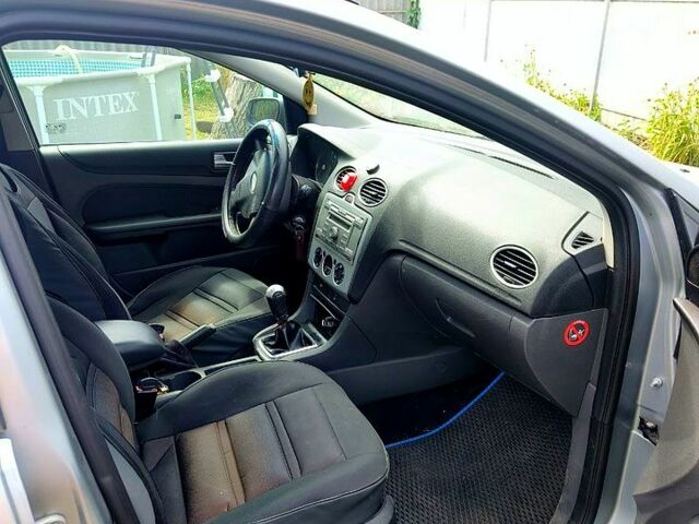 Серый Форд Фокус, объемом двигателя 1.8 л и пробегом 300 тыс. км за 4270 $, фото 5 на Automoto.ua