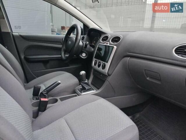 Серый Форд Фокус, объемом двигателя 1.6 л и пробегом 317 тыс. км за 3690 $, фото 10 на Automoto.ua