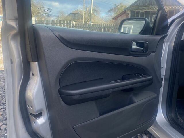 Серый Форд Фокус, объемом двигателя 1.6 л и пробегом 209 тыс. км за 3650 $, фото 10 на Automoto.ua