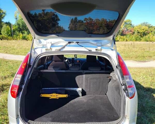 Серый Форд Фокус, объемом двигателя 1.6 л и пробегом 208 тыс. км за 4500 $, фото 9 на Automoto.ua