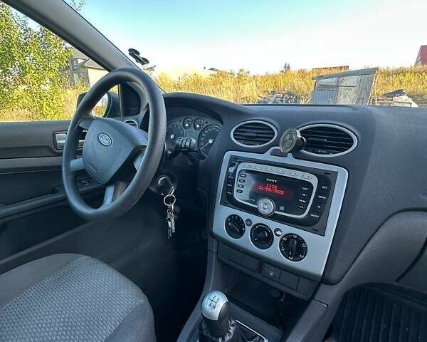 Серый Форд Фокус, объемом двигателя 1.6 л и пробегом 204 тыс. км за 4100 $, фото 20 на Automoto.ua