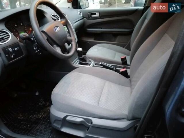 Серый Форд Фокус, объемом двигателя 1.6 л и пробегом 220 тыс. км за 5000 $, фото 1 на Automoto.ua