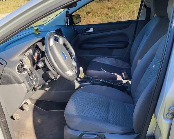 Серый Форд Фокус, объемом двигателя 1.6 л и пробегом 208 тыс. км за 4500 $, фото 10 на Automoto.ua