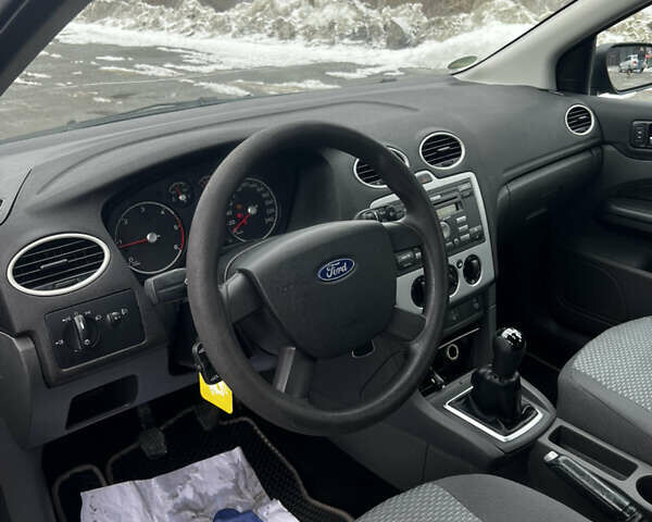 Серый Форд Фокус, объемом двигателя 1.56 л и пробегом 305 тыс. км за 4555 $, фото 6 на Automoto.ua