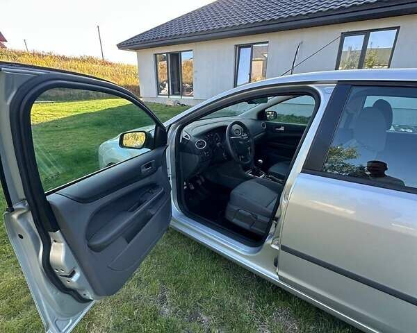 Серый Форд Фокус, объемом двигателя 1.6 л и пробегом 204 тыс. км за 4100 $, фото 8 на Automoto.ua