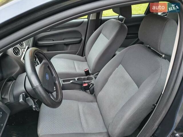 Серый Форд Фокус, объемом двигателя 1.6 л и пробегом 316 тыс. км за 4500 $, фото 9 на Automoto.ua