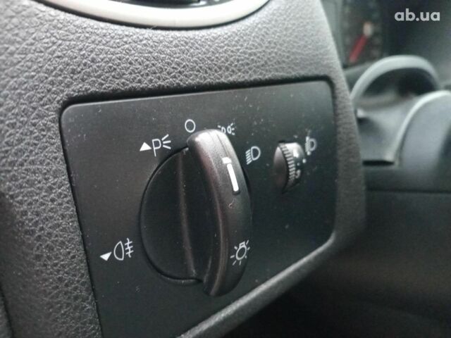 Серый Форд Фокус, объемом двигателя 1.6 л и пробегом 317 тыс. км за 3690 $, фото 19 на Automoto.ua