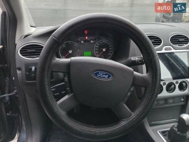 Серый Форд Фокус, объемом двигателя 1.6 л и пробегом 317 тыс. км за 3690 $, фото 18 на Automoto.ua