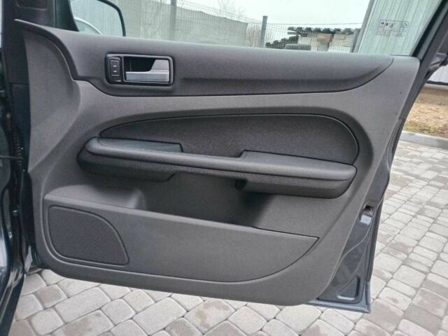 Сірий Форд Фокус, об'ємом двигуна 1.6 л та пробігом 317 тис. км за 3690 $, фото 11 на Automoto.ua