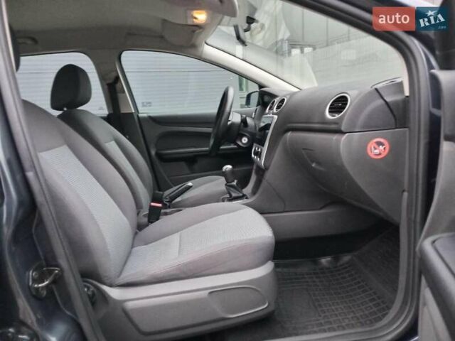 Серый Форд Фокус, объемом двигателя 1.6 л и пробегом 317 тыс. км за 3690 $, фото 8 на Automoto.ua