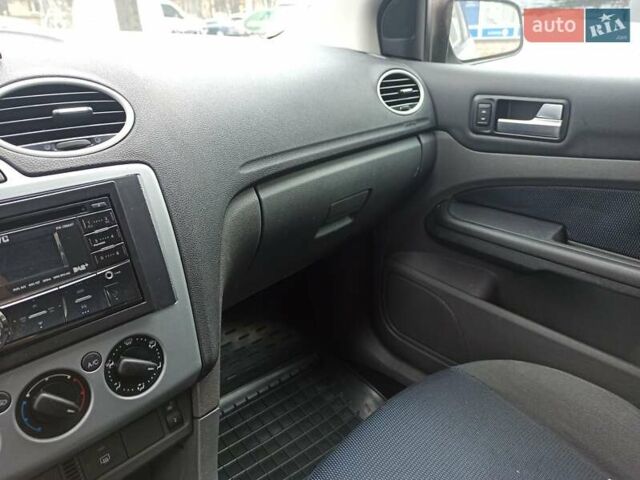 Серый Форд Фокус, объемом двигателя 2 л и пробегом 276 тыс. км за 5200 $, фото 14 на Automoto.ua