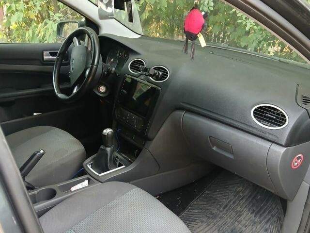 Серый Форд Фокус, объемом двигателя 2 л и пробегом 300 тыс. км за 1600 $, фото 6 на Automoto.ua