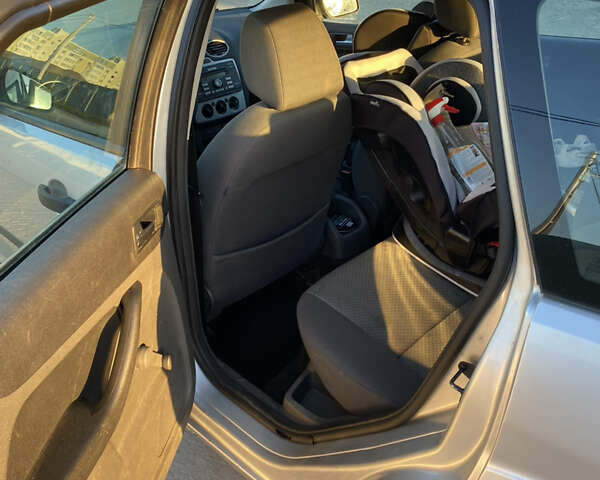 Серый Форд Фокус, объемом двигателя 1.6 л и пробегом 310 тыс. км за 4950 $, фото 8 на Automoto.ua