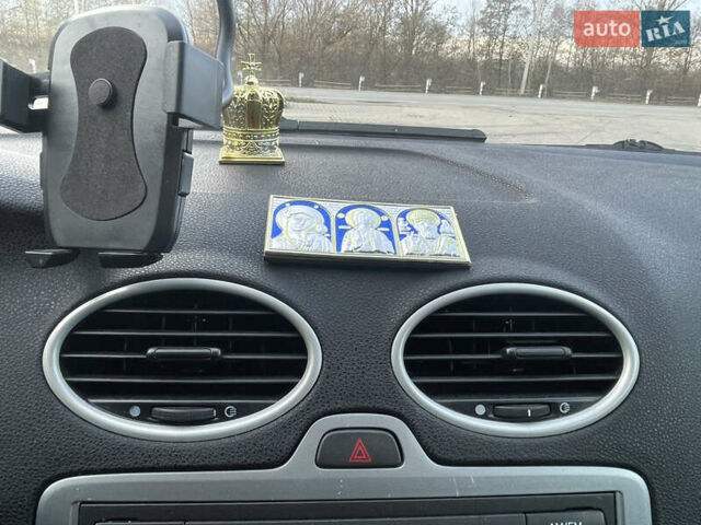 Серый Форд Фокус, объемом двигателя 1.6 л и пробегом 277 тыс. км за 4400 $, фото 8 на Automoto.ua