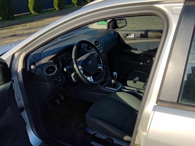 Серый Форд Фокус, объемом двигателя 1.6 л и пробегом 257 тыс. км за 4290 $, фото 4 на Automoto.ua