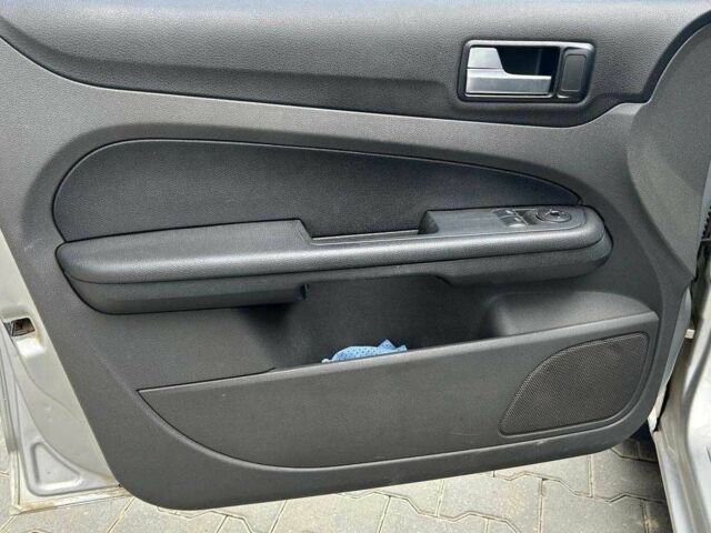 Серый Форд Фокус, объемом двигателя 1.6 л и пробегом 248 тыс. км за 4600 $, фото 6 на Automoto.ua