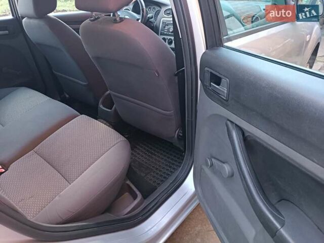 Серый Форд Фокус, объемом двигателя 1.6 л и пробегом 359 тыс. км за 3899 $, фото 2 на Automoto.ua