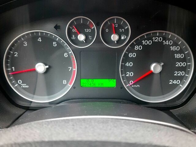 Серый Форд Фокус, объемом двигателя 1.6 л и пробегом 230 тыс. км за 3500 $, фото 7 на Automoto.ua