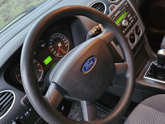 Серый Форд Фокус, объемом двигателя 1.8 л и пробегом 220 тыс. км за 4950 $, фото 11 на Automoto.ua