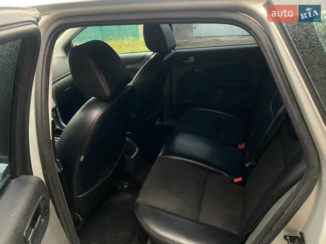 Серый Форд Фокус, объемом двигателя 1.6 л и пробегом 279 тыс. км за 3750 $, фото 1 на Automoto.ua