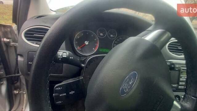 Серый Форд Фокус, объемом двигателя 1.6 л и пробегом 200 тыс. км за 4600 $, фото 10 на Automoto.ua