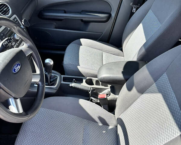 Серый Форд Фокус, объемом двигателя 1.6 л и пробегом 235 тыс. км за 4950 $, фото 12 на Automoto.ua