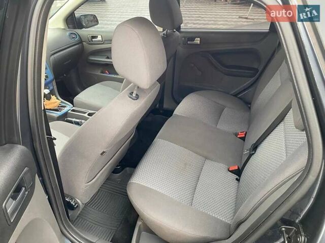 Серый Форд Фокус, объемом двигателя 1.6 л и пробегом 339 тыс. км за 4500 $, фото 7 на Automoto.ua