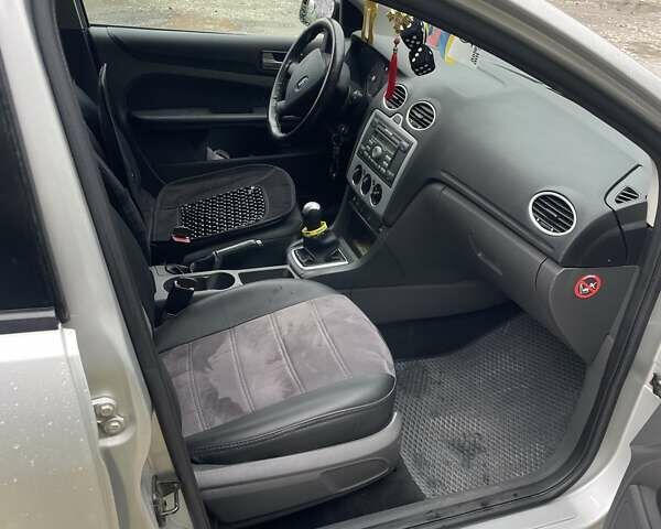 Серый Форд Фокус, объемом двигателя 1.6 л и пробегом 219 тыс. км за 4500 $, фото 9 на Automoto.ua