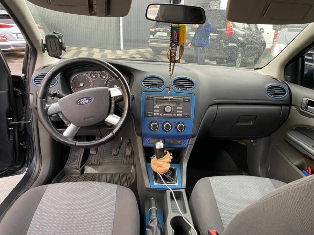 Серый Форд Фокус, объемом двигателя 1.6 л и пробегом 339 тыс. км за 4500 $, фото 2 на Automoto.ua