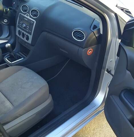 Серый Форд Фокус, объемом двигателя 1.6 л и пробегом 210 тыс. км за 3999 $, фото 2 на Automoto.ua