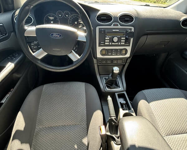 Серый Форд Фокус, объемом двигателя 1.6 л и пробегом 235 тыс. км за 4950 $, фото 13 на Automoto.ua