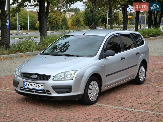 Серый Форд Фокус, объемом двигателя 1.56 л и пробегом 180 тыс. км за 3400 $, фото 2 на Automoto.ua