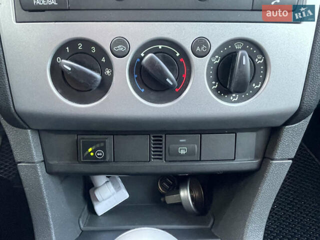 Серый Форд Фокус, объемом двигателя 1.6 л и пробегом 277 тыс. км за 4400 $, фото 9 на Automoto.ua