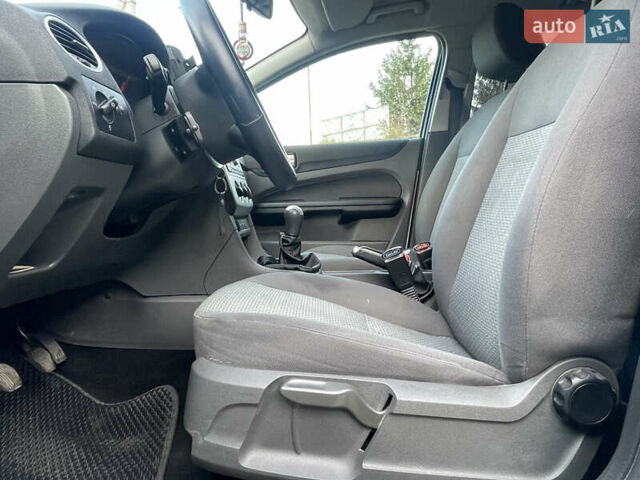 Серый Форд Фокус, объемом двигателя 1.6 л и пробегом 277 тыс. км за 4400 $, фото 6 на Automoto.ua