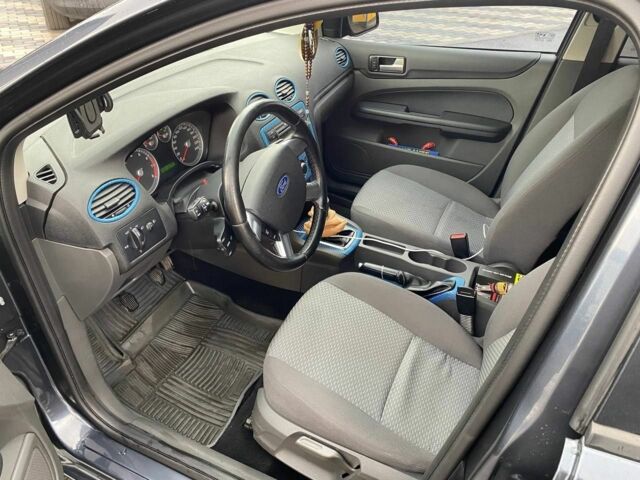 Серый Форд Фокус, объемом двигателя 1.6 л и пробегом 339 тыс. км за 4500 $, фото 1 на Automoto.ua