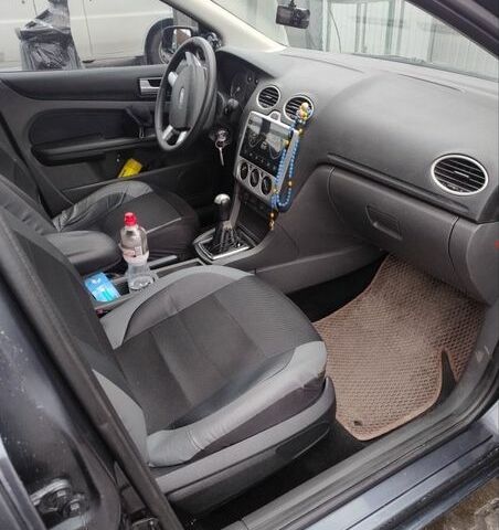 Серый Форд Фокус, объемом двигателя 1.6 л и пробегом 220 тыс. км за 4000 $, фото 3 на Automoto.ua