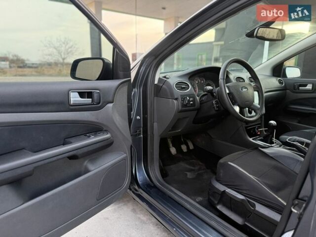 Сірий Форд Фокус, об'ємом двигуна 1.6 л та пробігом 221 тис. км за 4600 $, фото 6 на Automoto.ua