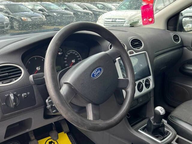 Серый Форд Фокус, объемом двигателя 1.6 л и пробегом 287 тыс. км за 4500 $, фото 9 на Automoto.ua